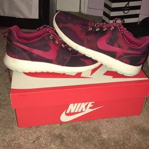 RARE WOMENS NIKE ROSHE RUN PRINT FIERY RED SZ 8